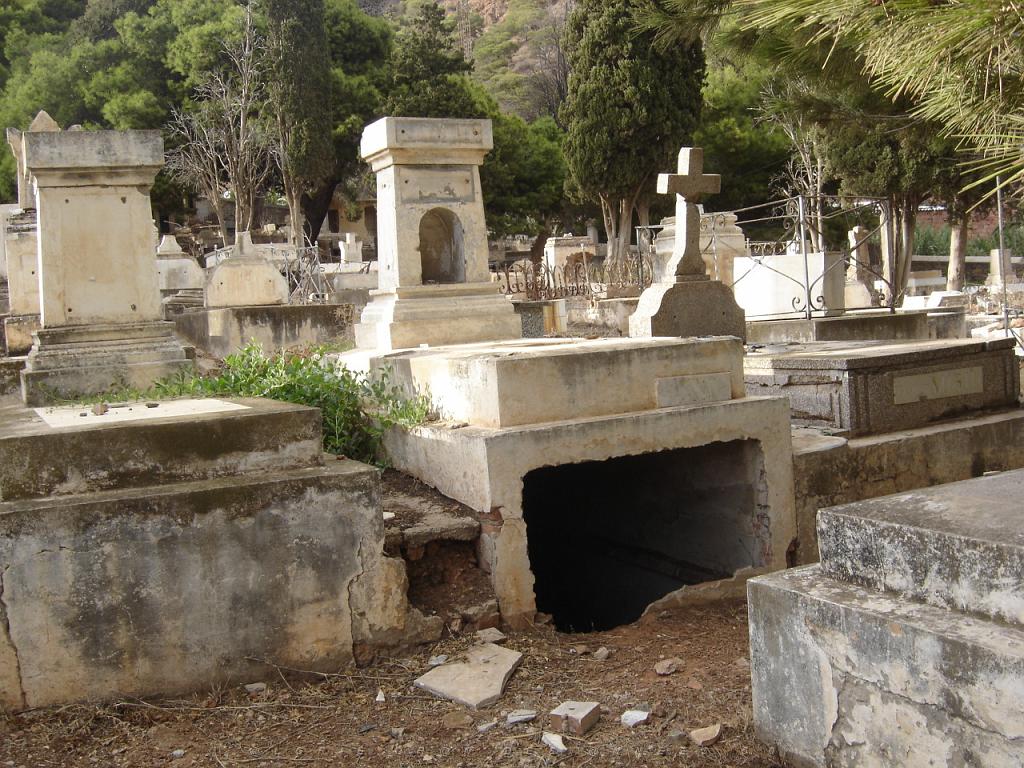 CIMETIERE SEPTEMBRE 2006 MERS EL KEBIR 01.jpg